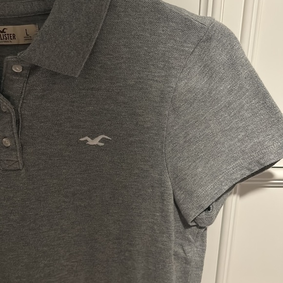 Gray Hollister Collar shirt that is a size Large - Picture 2 of 4